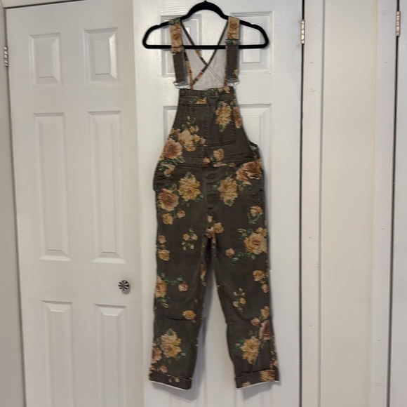Free People “We The Free” The Boyfriend Floral Printed Denim Overalls Size 25 - Picture 2 of 4
